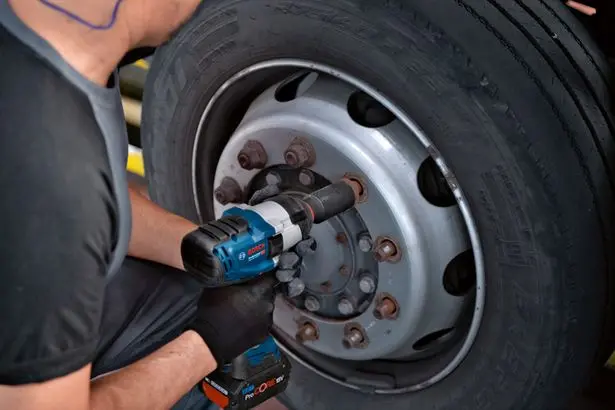 Акумуляторний ударний гайкокрут Bosch GDS 18V-1050 H — Photo 2