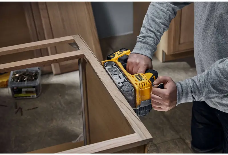 Шліфмашина стрічкова акумуляторна безщіткова DeWALT DCW220P2 — Photo 13