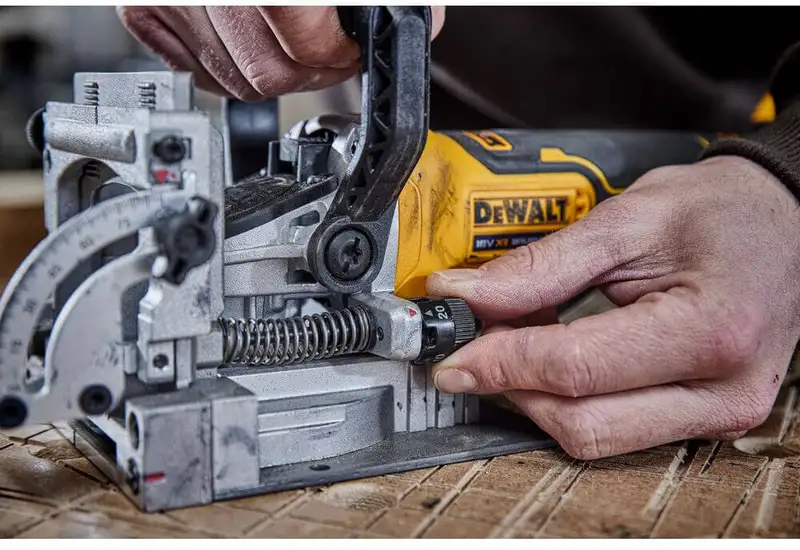 Фрезер акумуляторний безщітковий DeWALT DCW682NT — Photo 11