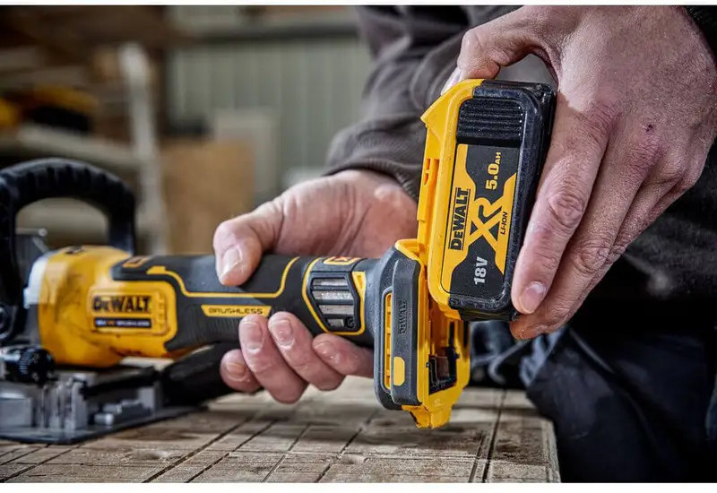 Фрезер акумуляторний безщітковий DeWALT DCW682NT — Photo 12