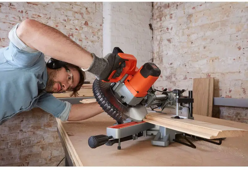 Пила торцювальна мережева BLACK+DECKER BES700 — Photo 3