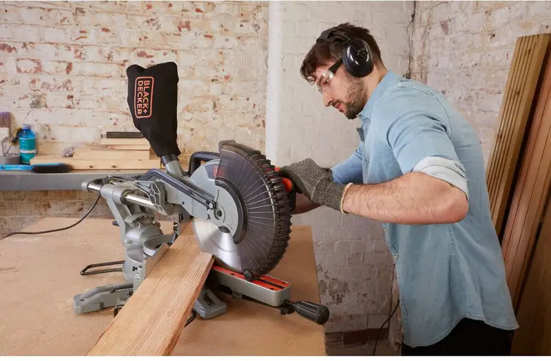 Пила торцювальна мережева BLACK+DECKER BES710 — Photo 4