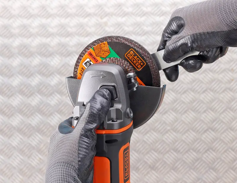 Шліфмашина кутова - болгарка акумуляторна BLACK+DECKER BCG720N — Photo 7