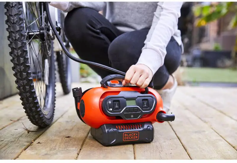 Компресор автомобільний акумуляторний BLACK+DECKER BDCINF18N — Photo 11