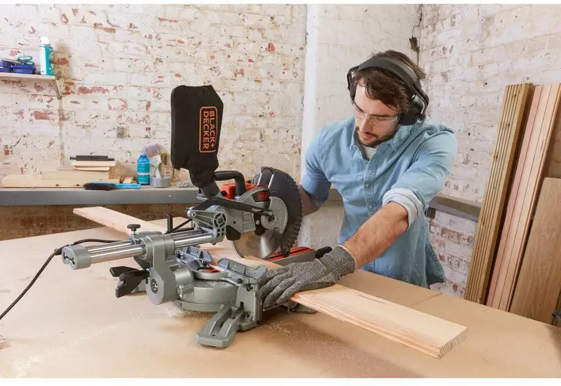 Пила торцювальна мережева BLACK+DECKER BES700 — Photo 1