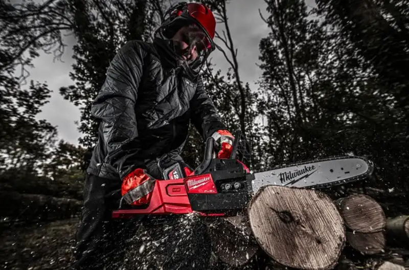 Пила ланцюгова акумуляторна MILWAUKEE, M18 FCHSC-121, 300 мм (+ заряд.пр., 1 акум.Х 12Аг, шина, ланцюг, олія для змащення ланцюг — Photo 6