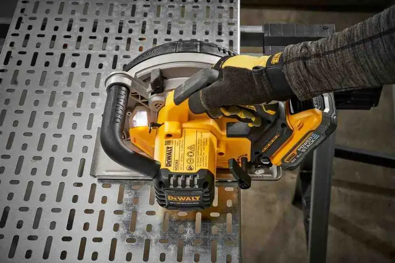 Пилка дискова по металу акумуляторна DeWALT DCS383H2 — Photo 11