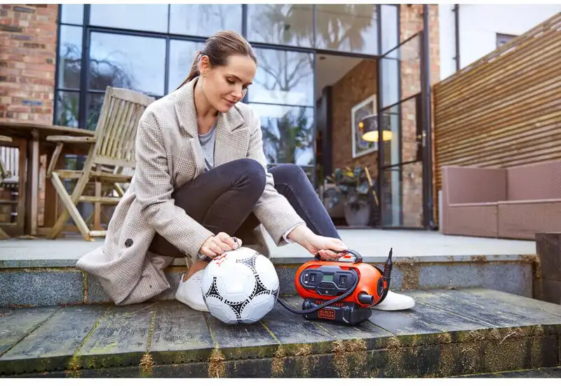 Компресор автомобільний акумуляторний BLACK+DECKER BDCINF18N — Photo 7