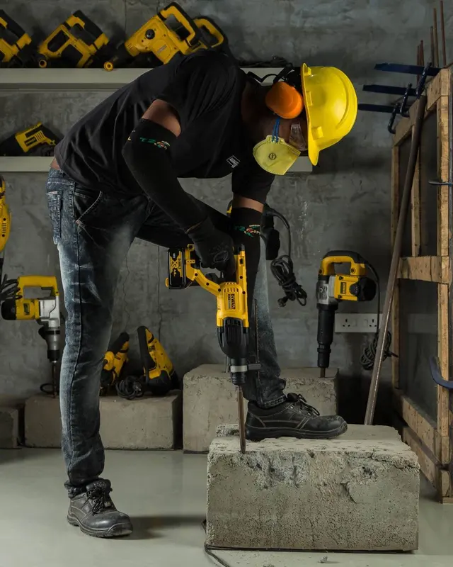 Перфоратор акумуляторний безщітковий SDS-Plus DeWALT DCH133M1 — Photo 7