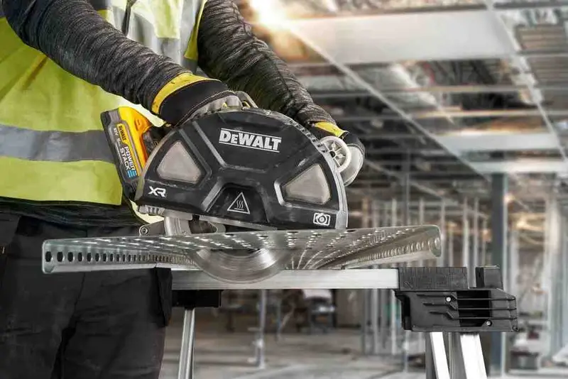 Пилка дискова по металу акумуляторна DeWALT DCS383H2 — Photo 10