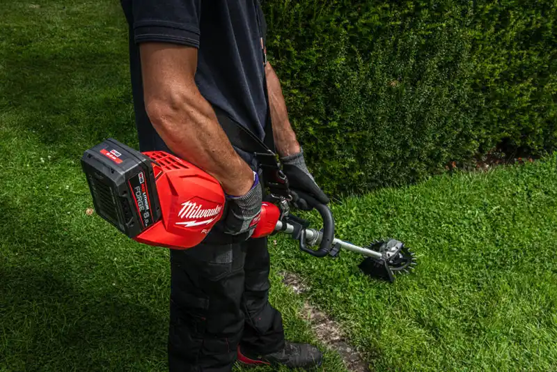 Багатофункціональний акумуляторний інструмент (база) MILWAUKEE, M18 FOPH2-802 (зарядний пристрій, 2 акум. Х 8Аг) — Photo 1