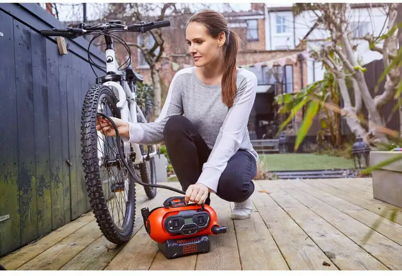 Компресор автомобільний акумуляторний BLACK+DECKER BDCINF18N — Photo 10