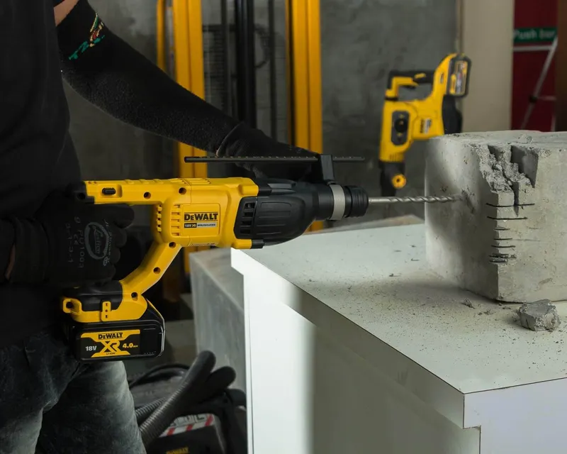 Перфоратор акумуляторний безщітковий SDS-Plus DeWALT DCH133M1 — Photo 8
